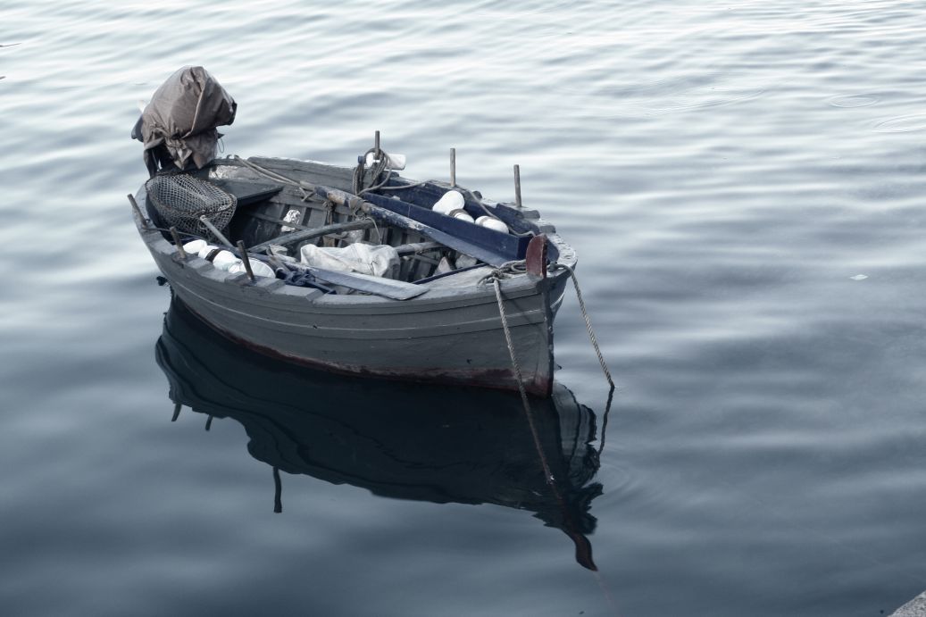 kleines Fischerboot an der Küste der Toskana toskana strand 07