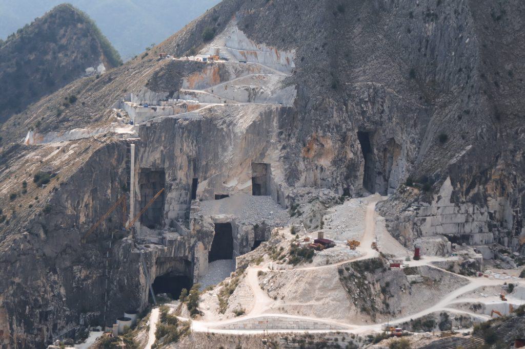 Marmorikaivos lähellä Carraraa