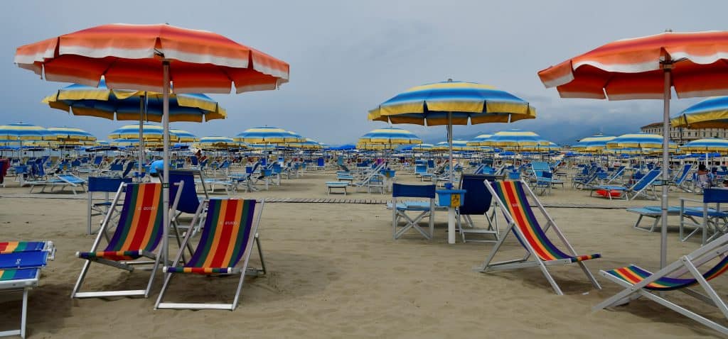 Piaszczysta plaża w Viareggio