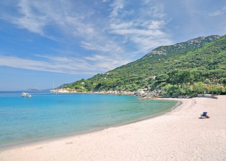 Playa para bañarse en la isla de Elba en Cabo San Andrea, Toscana, Italia