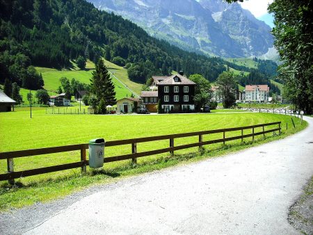 vej gennem landsby, hus i bjerge, schweizisk