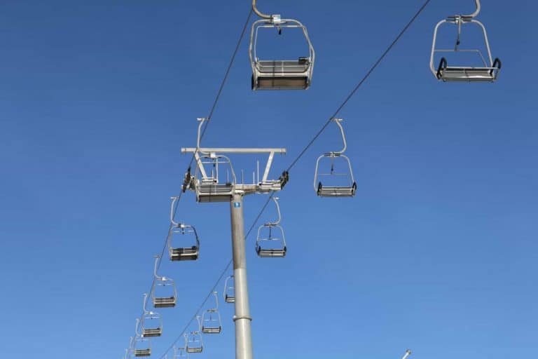 Sessellift im Skigebiet