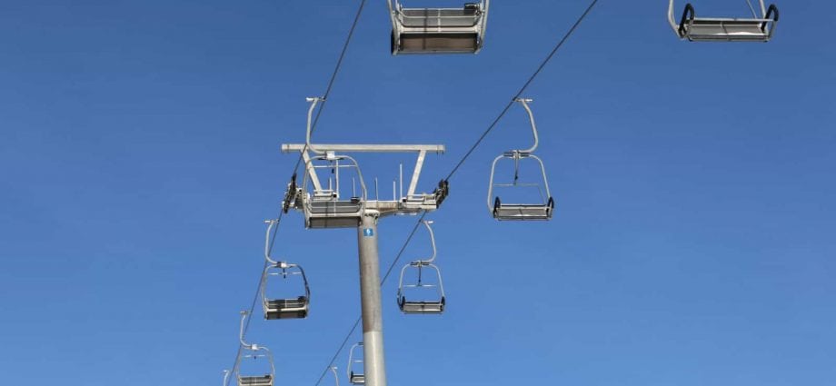 Sessellift im Skigebiet