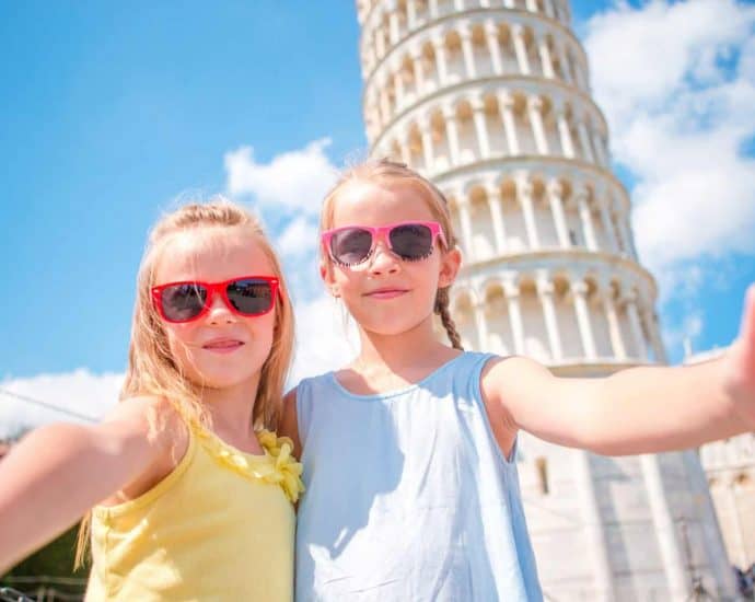 Kinder vor dem schiefen Turm in Pisa