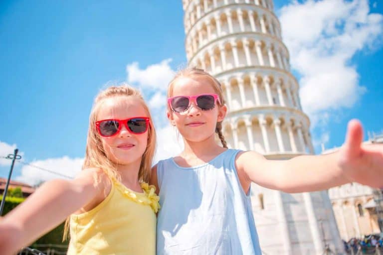 Kinder vor dem schiefen Turm in Pisa