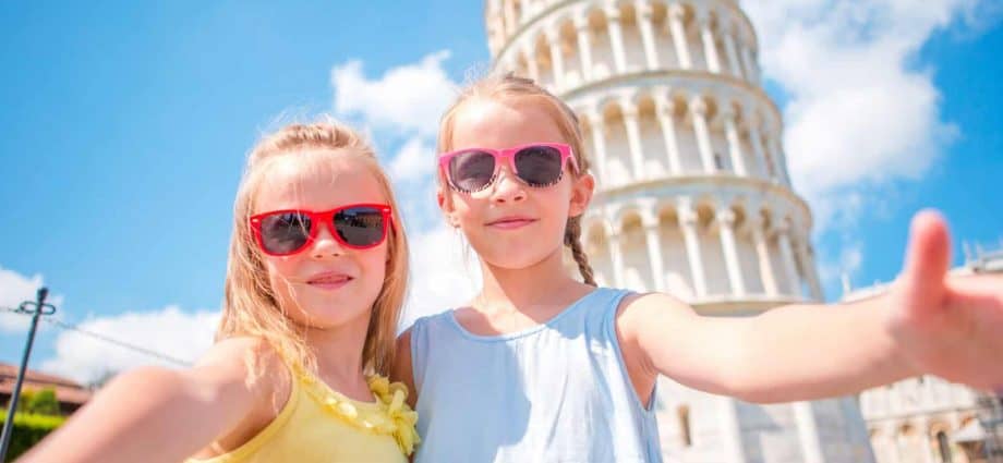 Kinder vor dem schiefen Turm in Pisa