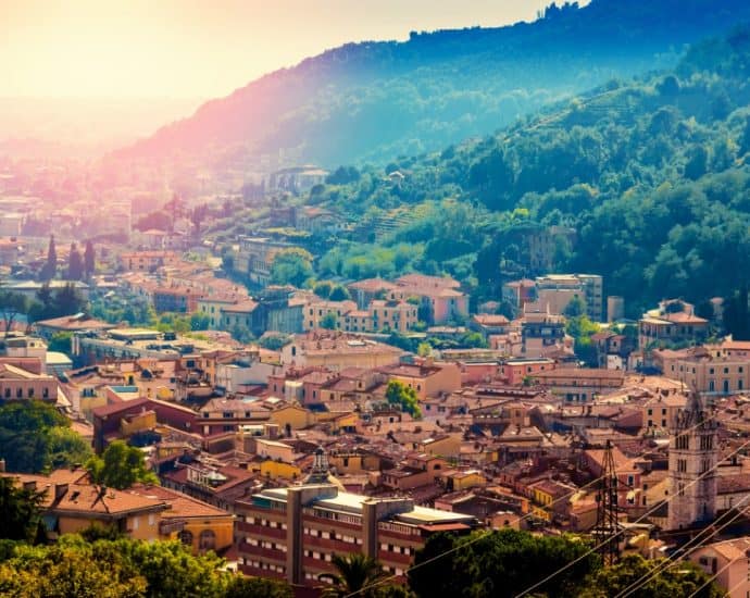 Blick über Carrara in der Toskana