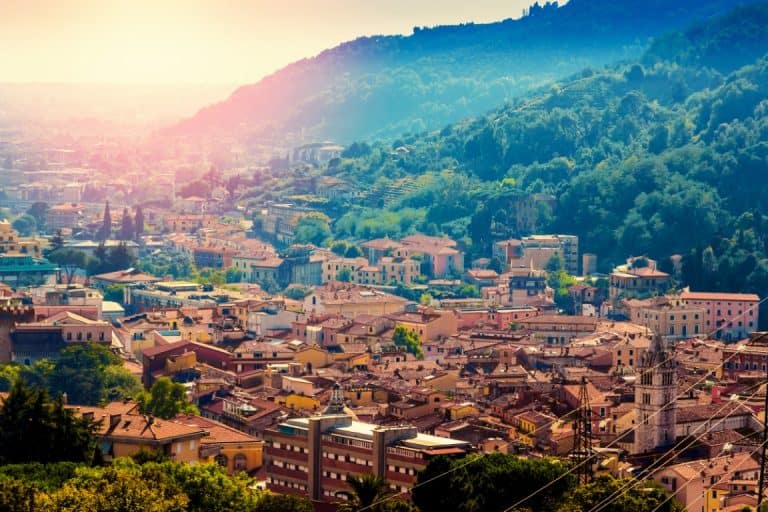 Blick über Carrara in der Toskana