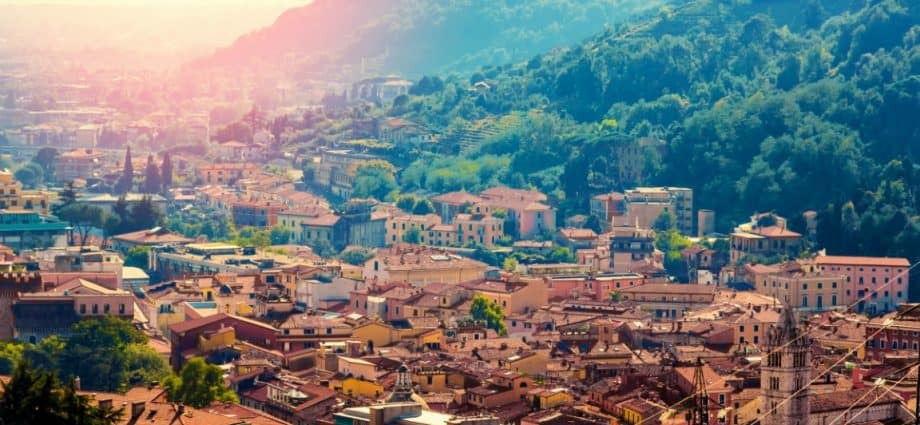 Blick über Carrara in der Toskana