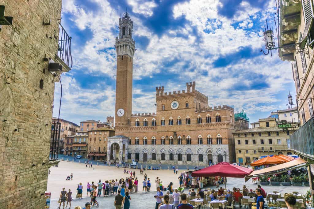 Piazza del Campo mit dem Rathaus