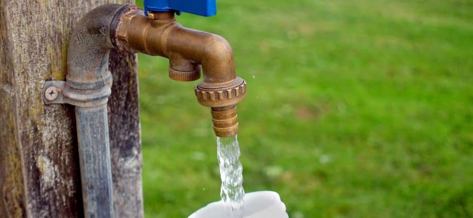 Llenar de agua en el camping.