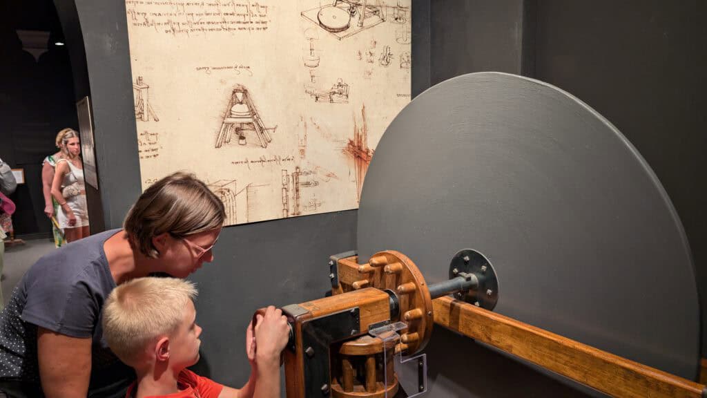 Besucher im Leonardo Interactive Museum in Florenz, erleben kreative technische Exponate.